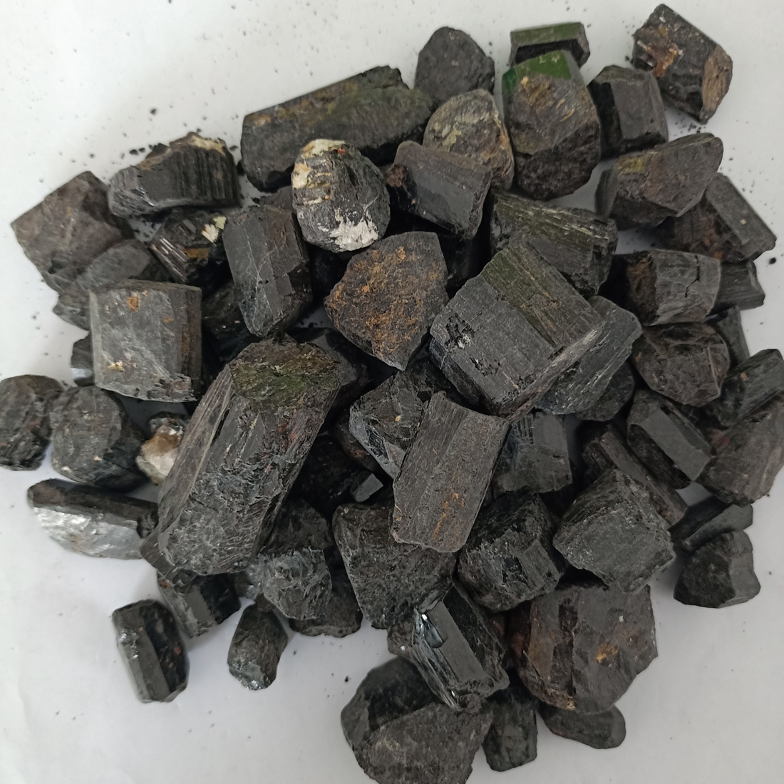 單晶體電氣石原礦，晶體電氣石